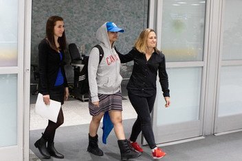 المواطنة السعودية رهف محمد القنون (في الوسط) تصل إلى مطار بيرسون الدولي في تورنتو، حيث استقبلتها وزيرة الشؤون الخارجية الكندية كريستينا فريلاند (اليمين).