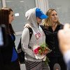 Rahaf Mohammed al-Qunun (centre), une Saoudienne de 18 ans, arrive à l'aéroport international Pearson de Toronto. Elle est accueillie par la ministre des Affaires étrangères du Canada, Chrystia Freeland (à droite), et par Saba Abbas, membre de l'ONG COSTI