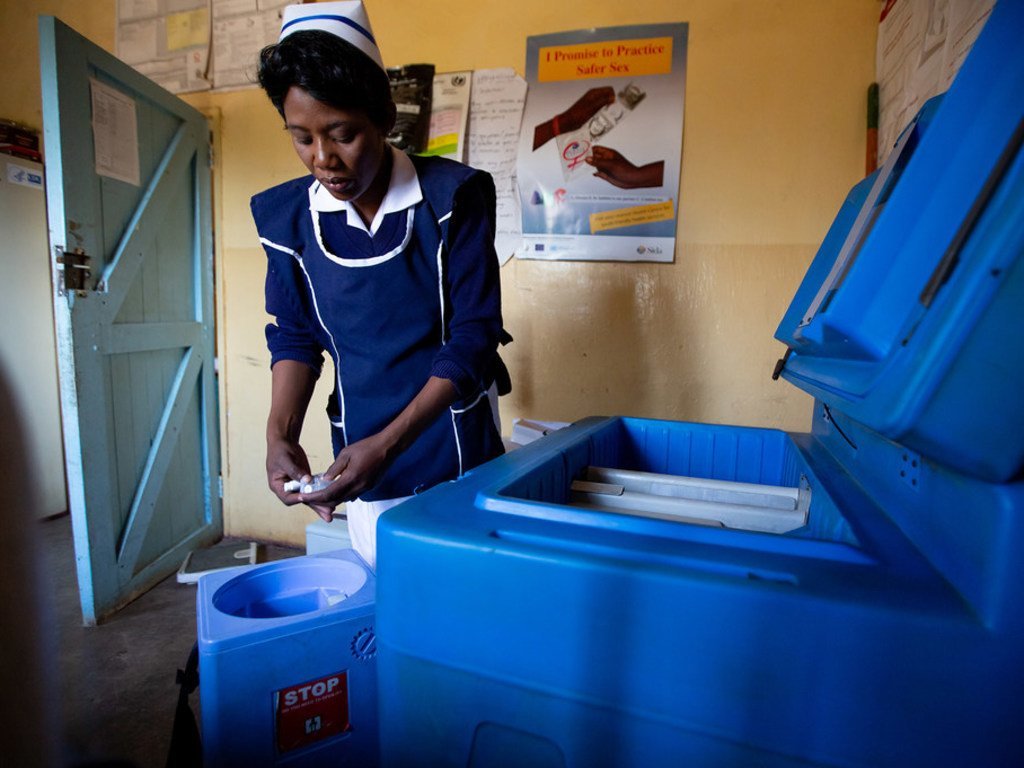 ممرضة تعمل في مركز شباسونجي الصحي في منطقة شيبويونجي ، زامبيا