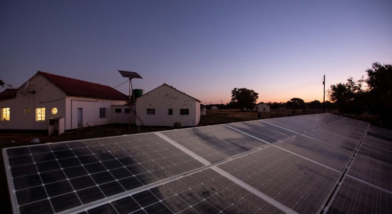 Painéis solares no Hospital Rural Sipepa em Bulawayo, Zimbábue.