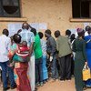 Votantes buscan sus nombres durante las elecciones presidenciales en la República Democrática del Congo. 