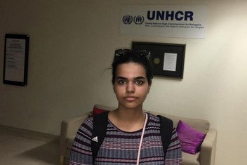 رهف محمد القنون في مبنى الأمم المتحدة في بانكوك، قبل توجهها إلى المطار.