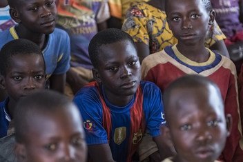 Des enfants centrafricains déplacés par les violences suivent un cours dans une salle de classe situé sur un site de la MINUSCA. (archives)