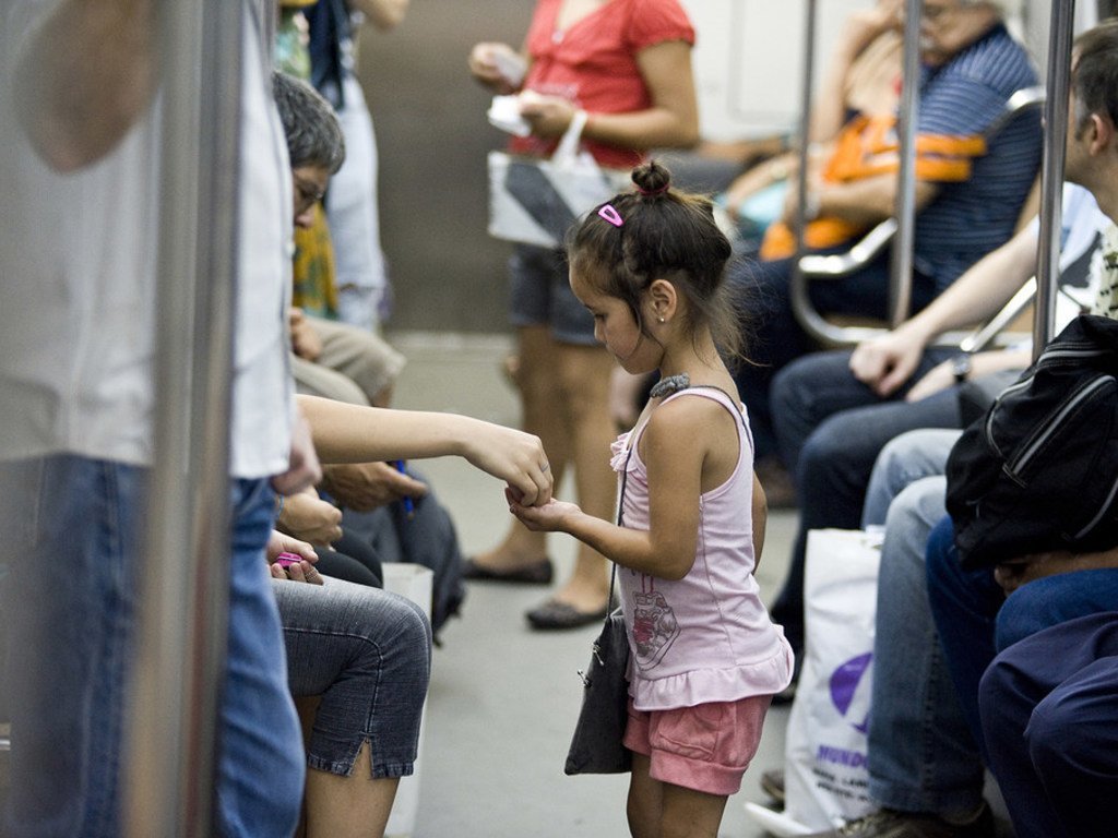五岁的凯拉在阿根廷首都布宜诺斯艾利斯的一辆通勤火车车厢里售卖商品。从三岁起，她就一直在这个城市的公共交通系统中出售发夹和其他廉价商品。