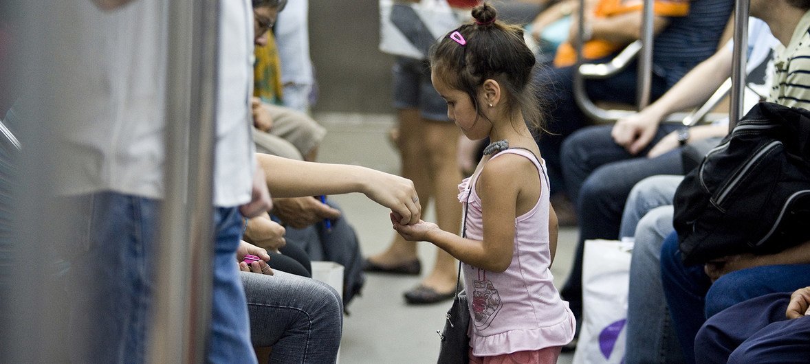 Kiara, de cinco anos, trabalha no metrô de Buenos Aires vendendo ganchos de cabelo desde os três anos