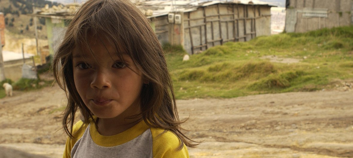 Foto Archivo: Una niña de 5 años frente al pequeño supermercado de sus padres en el empobrecido barrio de Altos de Cazucá , en el municipio de Soacha, en las afueras de Bogotá, Colombia. 