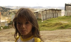 Foto Archivo: Una niña de 5 años frente al pequeño supermercado de sus padres en el empobrecido barrio de Altos de Cazucá , en el municipio de Soacha, en las afueras de Bogotá, Colombia. 