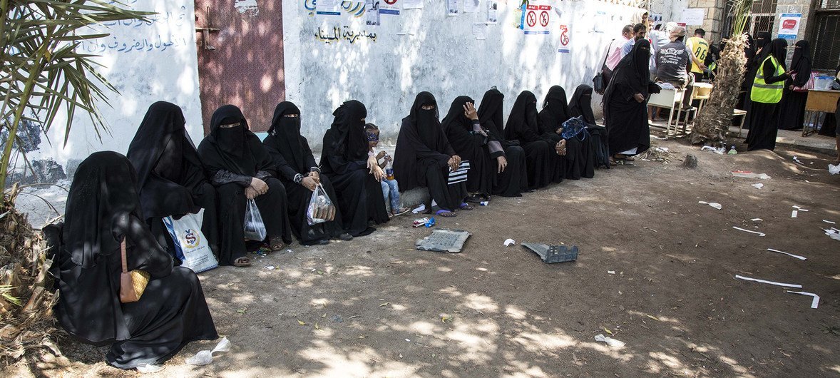 Yemenis queue for food at a WFP food distribution voucher program in the city of Hodeidah.  13 November 2018.