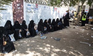 Des Yéménites attendant une distribution de nourriture par le Programme alimentaire mondial (PAM) à Hodeïda, au Yémen, en novembre 2018.