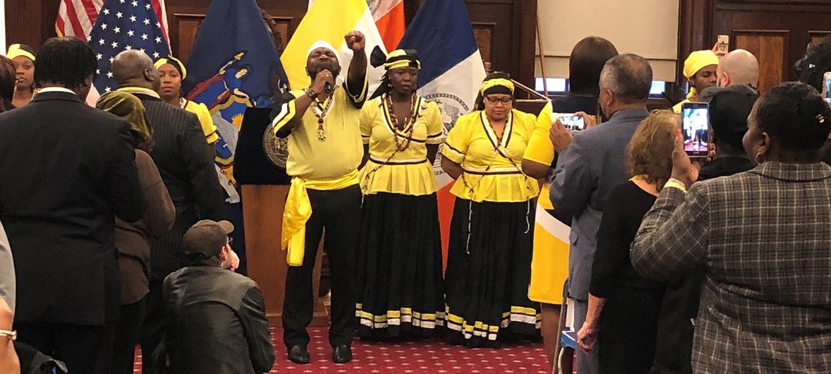 身着黄与黑，戴着头巾，生活在纽约的加里富纳人（Garifuna）用音乐和舞蹈传播自己的文化。
