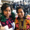 مشاركتان من السكان الأصليين في المكسيك، في معرض كتب للغة الأم بجامعة كولومبيا الأمريكية.