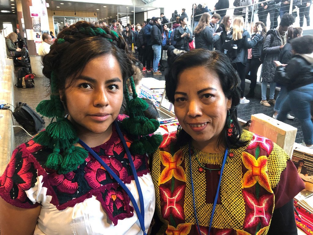 Alejandra Luis, habla zapoteco y Tadii Angeles, cuicateco, dos lenguas indígenas de México.  Participaron en la primera feria sobre lenguas maternas en la Universidad de Columbia