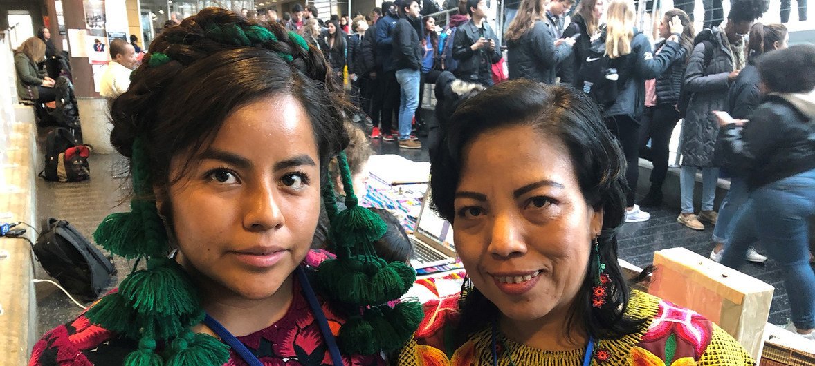 مشاركتان من السكان الأصليين في المكسيك، في معرض كتب للغة الأم بجامعة كولومبيا الأمريكية.