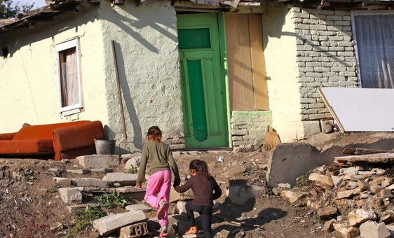  Дети в цыганском районе в городе Шумен на севере Болгарии (2013)