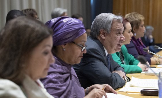 O secretário-geral da ONU, António Guterres, discursa em uma mesa durante uma reunião informal com outros funcionários.