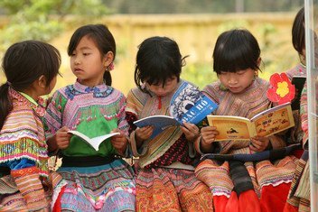 Des fillettes d'une communauté autochtone lisent dans la cour de l'école primaire Ban Pho dans le district de Bac Han, situé dans la province de Lao Cai, au Viet Nam.