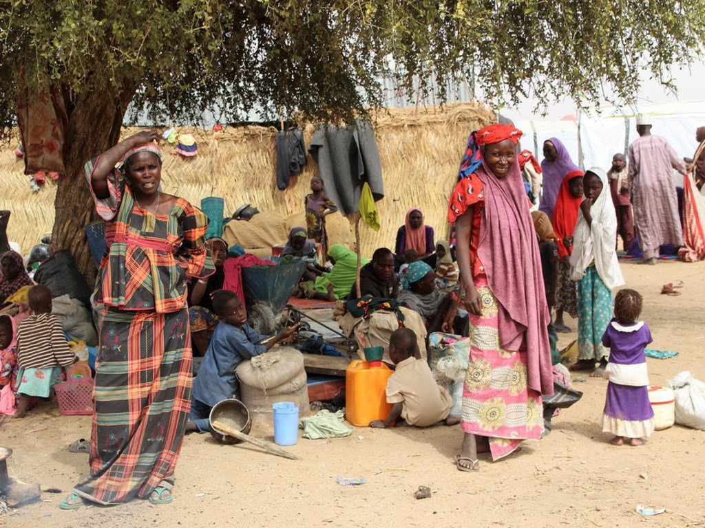 2019年1月，尼日利亚的新流离失所者。由于营地过度拥挤，人们不得不在树下栖身。 