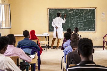 جيل من معلمي المستقبل، من مجتمع اللاجئين الصوماليين ومن المجتمع الإثيوبي المضيف، يدرسون في محاضرات تدريبية في كلية لتأهيل المعلمين في إتيوبيا. 