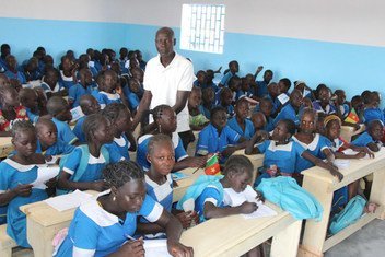 Des enfants réfugiés nigérians dans la salle de classe d'une école publique du camp de Minawao, au Cameroun.