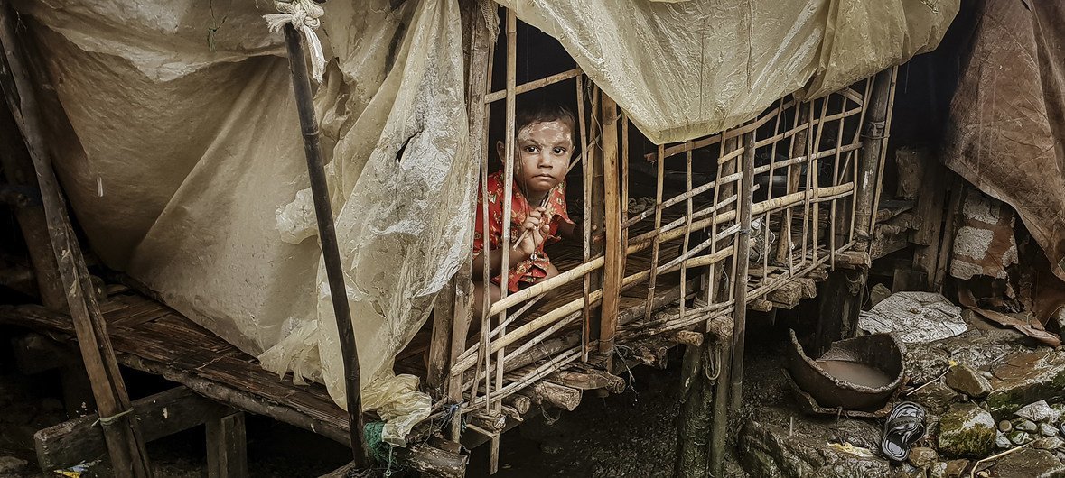 Un enfant dans son habitation située dans le camp de Taung Paw, dans l'État de Rakhine, au Myanmar (24 juillet 2018)