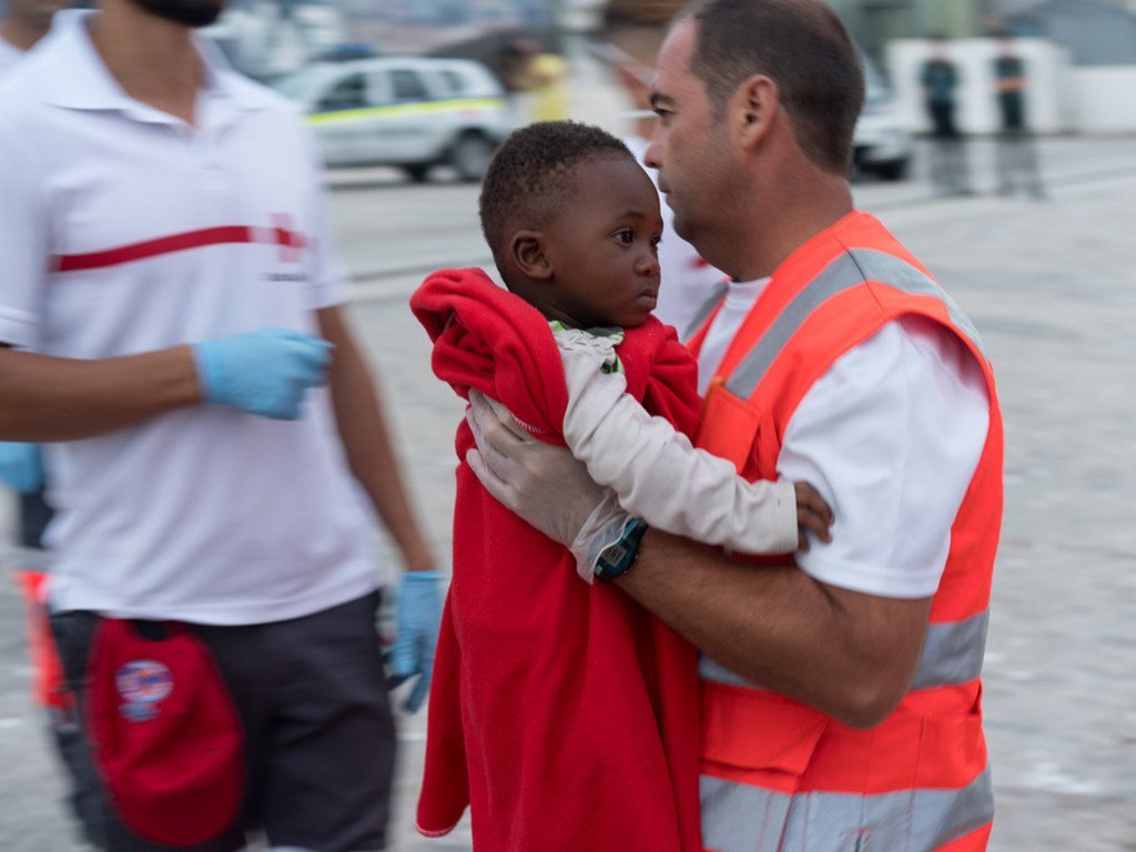 Un enfant est transporté d'un bateau des garde-côtes espagnols à Malaga, en Espagne, après avoir été secouru en mer Méditerranée. (archives : 30 septembre 2018)