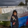 Une fillette devant sa tente dans le centre de réception et d'identification de Moria sur l'île grecque de Lesbos, en décembre 2018.