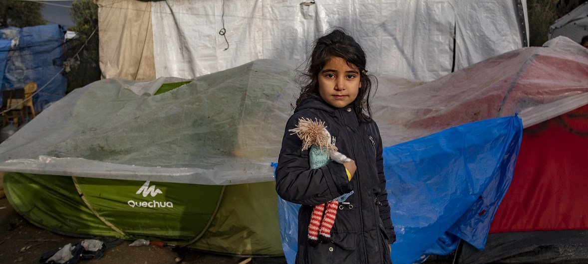 Menina refugiada no Centro de Receção e Identificação em Moria, na ilha grega de Lesbos.