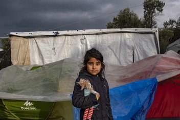 希腊莱斯沃斯岛莫里亚（Moria）的难民接收和注册中心外，一个女孩站在临时居住的帐篷前。（2018年12月资料图片）