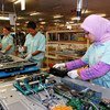 عمال وعاملات شركة بي تي توشيبا للمنتجات الاستهلاكية الصناعية يقومون بتجميع وتصنيع السلع الإلكترونية ، مثل أجهزة التلفزيون. الصورة في مدينة سيكارانج بأندونيسيا.