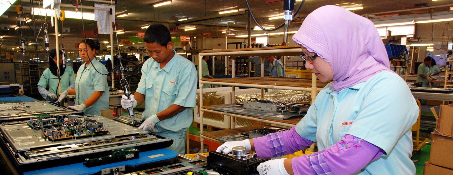 Trabajadores ensamblan productos electrónicos en Bekasi, Indonesia. 