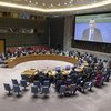 Nickolay Mladenov (sur l'écran), le Coordonnateur spécial des Nations Unies pour le processus de paix au Moyen-Orient, fait un exposé devant le Conseil de sécurité le 22 janvier 2019.