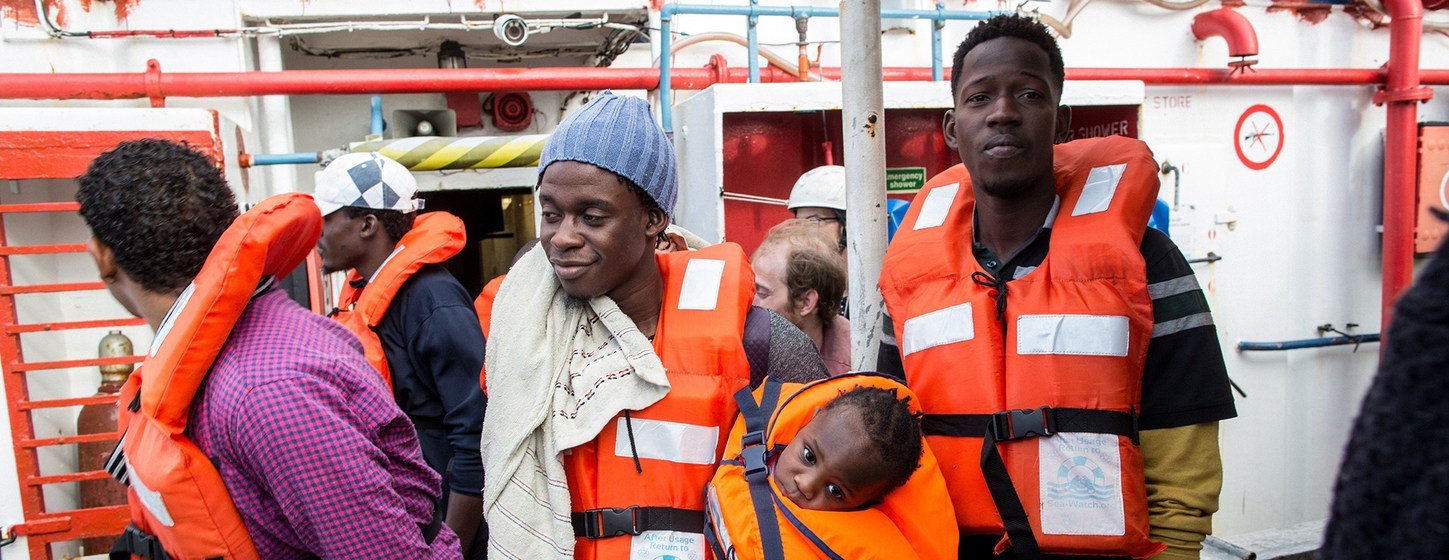 Un homme tenant dans ses bras un enfant de un an débarque du navire de l'ONG Sea Watch, à Malte (photo d'archives).