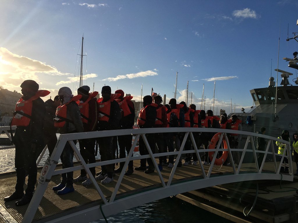 وصول اللاجئون والمهاجرون إلى مدينة فاليتا، بمالطة، حيث تم إنقاذهم بواسطة قاربين تابعين لمنظمتين غير حكوميتين، بعد أن تقطعت السبل على كلا القاربين وسط البحر.