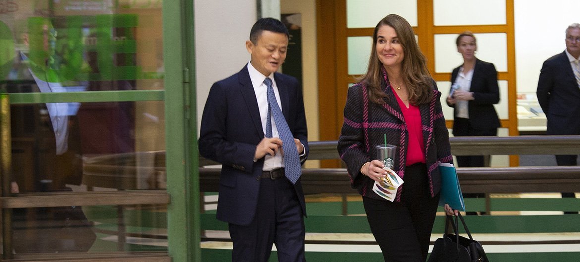La filantropa Belinda Gates y el fundador de Alibaba Jack Ma a su llegada al Panel sobre Cooperación Digital en Ginebra.