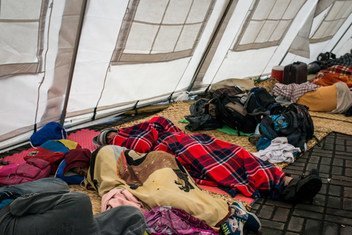 L'UE et la Croix-Rouge aident des milliers de migrants vénézuéliens à travers l'Amérique latine. La nuit, les femmes et les enfants sont hébergées dans des tentes, à côté des centres de santé de la Croix-Rouge.