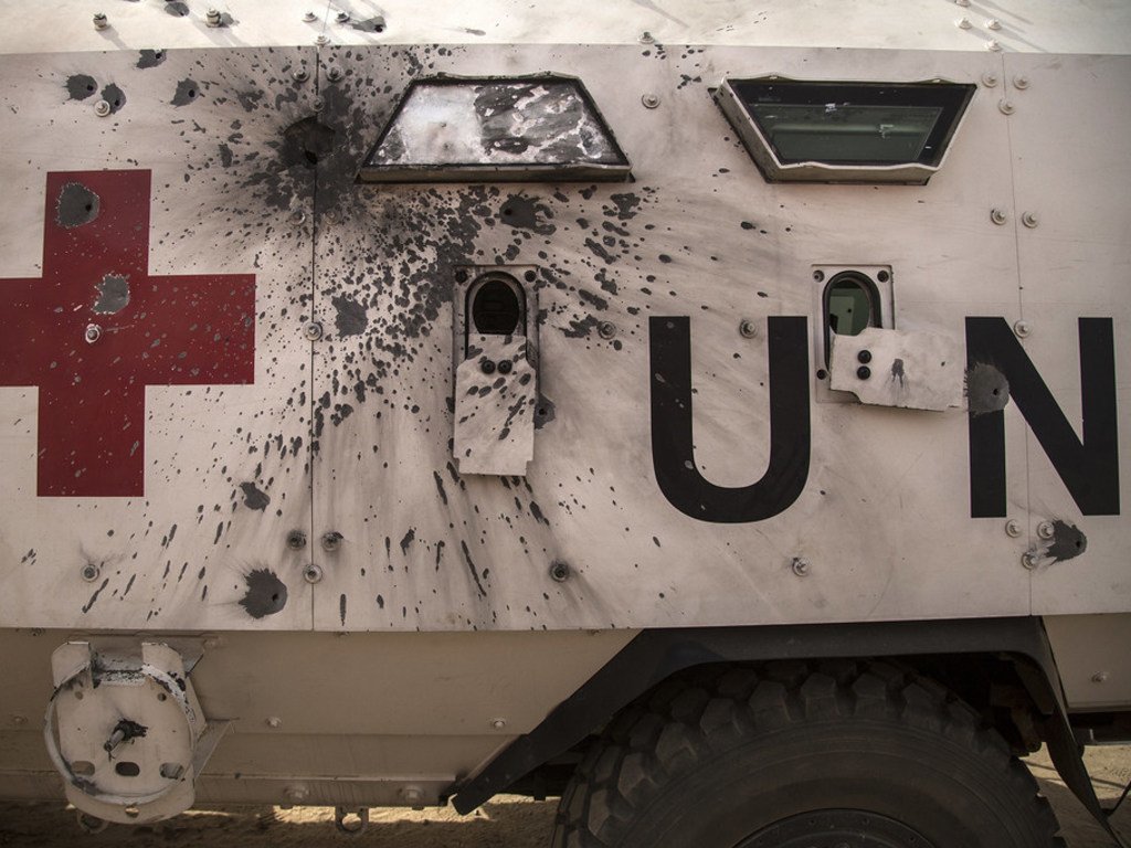 Une ambulance de l'ONU endommagée lors d'une attaque en janvier 2019 contre des Casques bleus tchadiens de la MINUSMA au Mali.