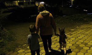 Rebeca abandonó Venezuela con sus hijos para reunirse con su esposo Jonathan en Tulcán, Ecuador, donde trabaja en un bar donde gana 3 dólares al día. 