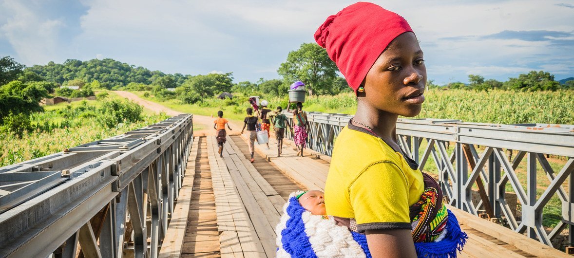 l'ONU s'inquiète de violence contre les femmes au Malawi. Ici Jiran se rend avec son bébé au centre de santé Lugola à Chikulo 