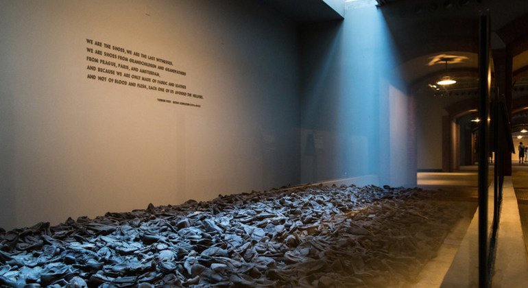 Sapatos confiscados de prisioneiros no campo de concentração de Majdanek, emprestados pelo Museu do Estado de Majdanek, Lublin, Polônia, ao Museu Memorial do Holocausto dos EUA