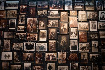 Retratos conmemorativos en el Museo en memoria del Holocausto.