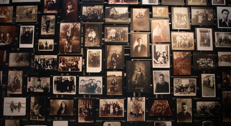 Gros plan sur des portraits du Musée américain de l'Holocauste.