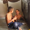 委内瑞拉的一个家庭在秘鲁的通贝斯(Tumbes)安了新家。在这里，两个孩子在他们居住的临时住所里玩耍。
