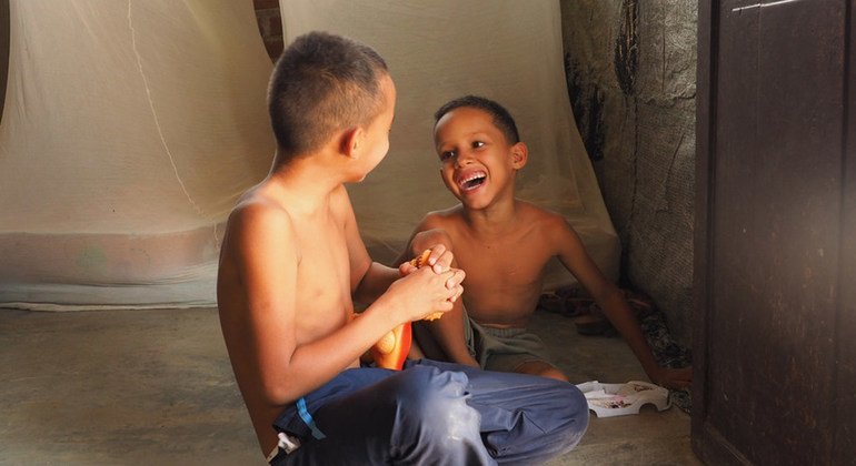 Una familia de venezolanos ha encontrado un nuevo hogar en Tumbes, Perú, gracias a la solidaridad local. Aquí dos niños juegan en el albergue en el que viven.