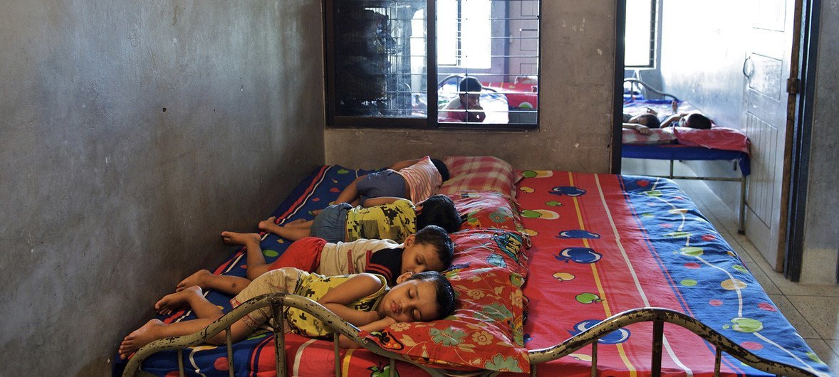 Crianças dormem em abrigo em Dhaka, no Bangladesh 