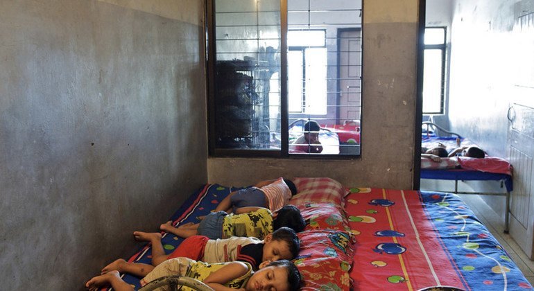 Crianças dormem em abrigo em Dhaka, no Bangladesh 