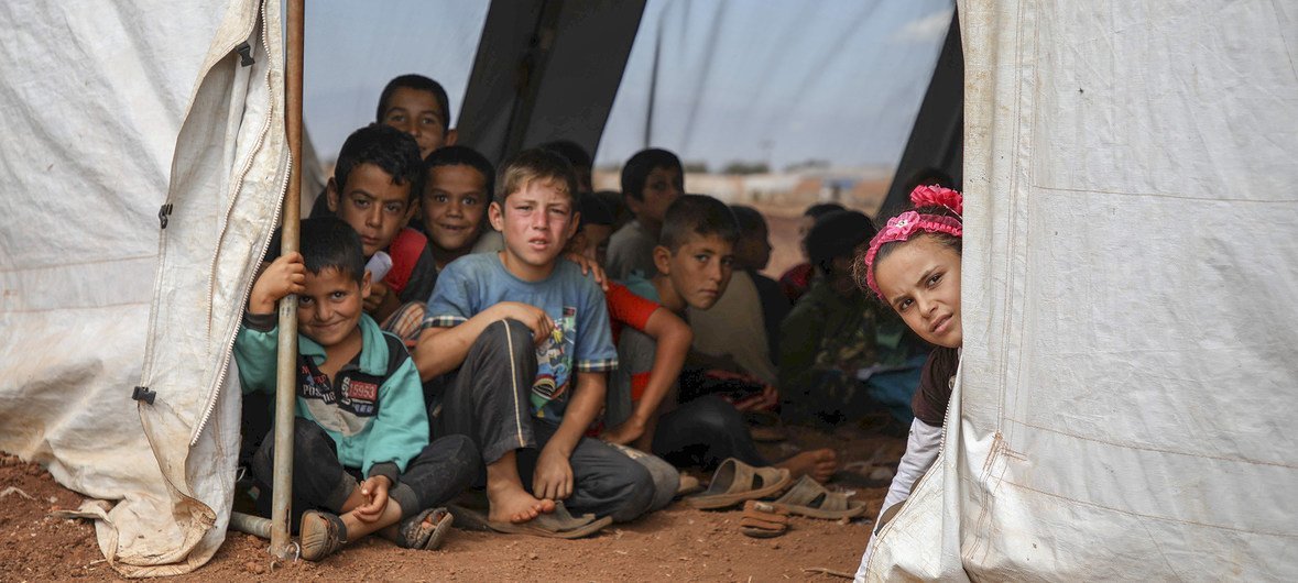 叙利亚儿童在伊德利卜部的一所学校帐篷里。