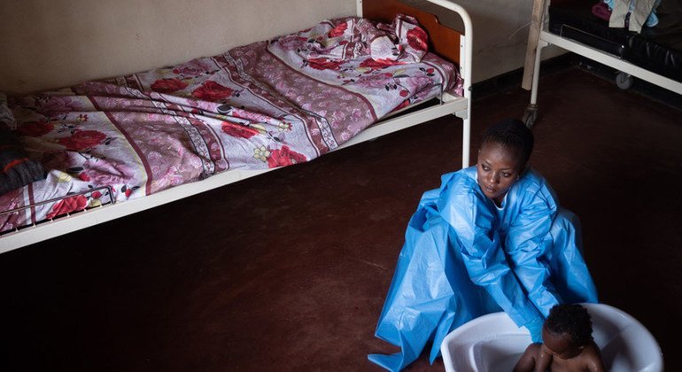 Una sobreviviente del ébola en la República Democrática del Congo baña a su hijo de seis meses, quien padece de la enfermedad.