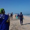 Des membres du personnel de l’OIM dans la ville d’Obock, à Djibouti, se précipitent sur une plage au bord de la mer Rouge pour aider les autorités à rechercher des migrants rescapés d’une tragédie en mer (archive)