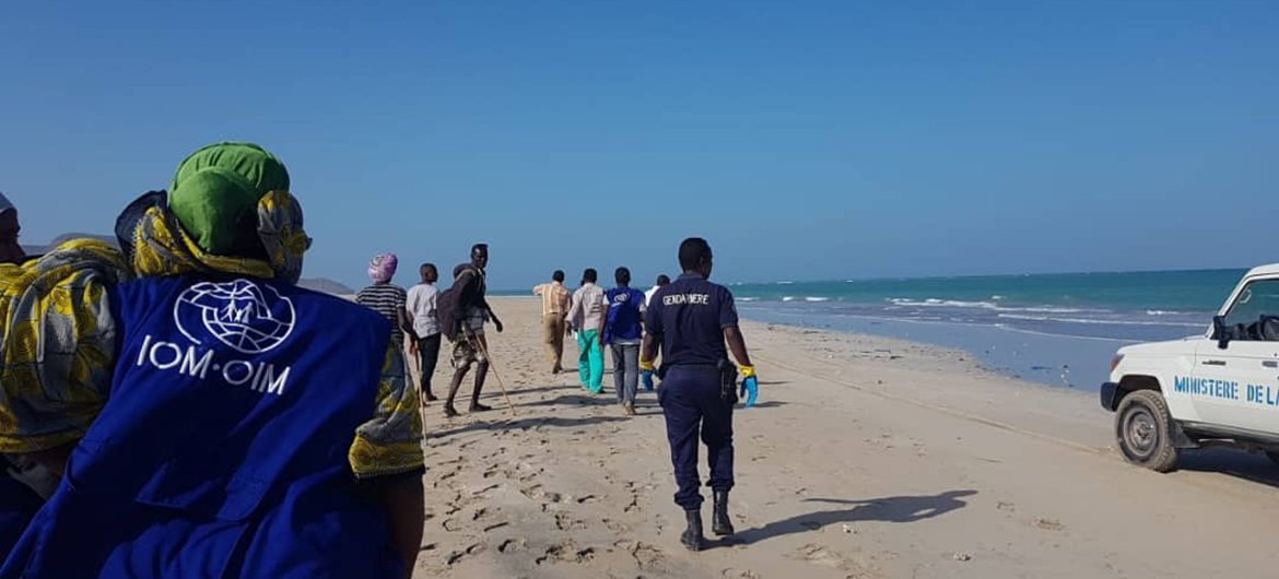 Integrantes del equipo de la OIM en Obock ayudando a las autoridades de Djibouti en la búsqueda de supervivientes y víctimas del naufragio.