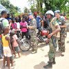 Oficiales de la MONUSCO comparte con jóvenes de Yumbi, donde enfrentamientos entre las comunidades Batende y Banunu causaron la muerte de cientos de personas.